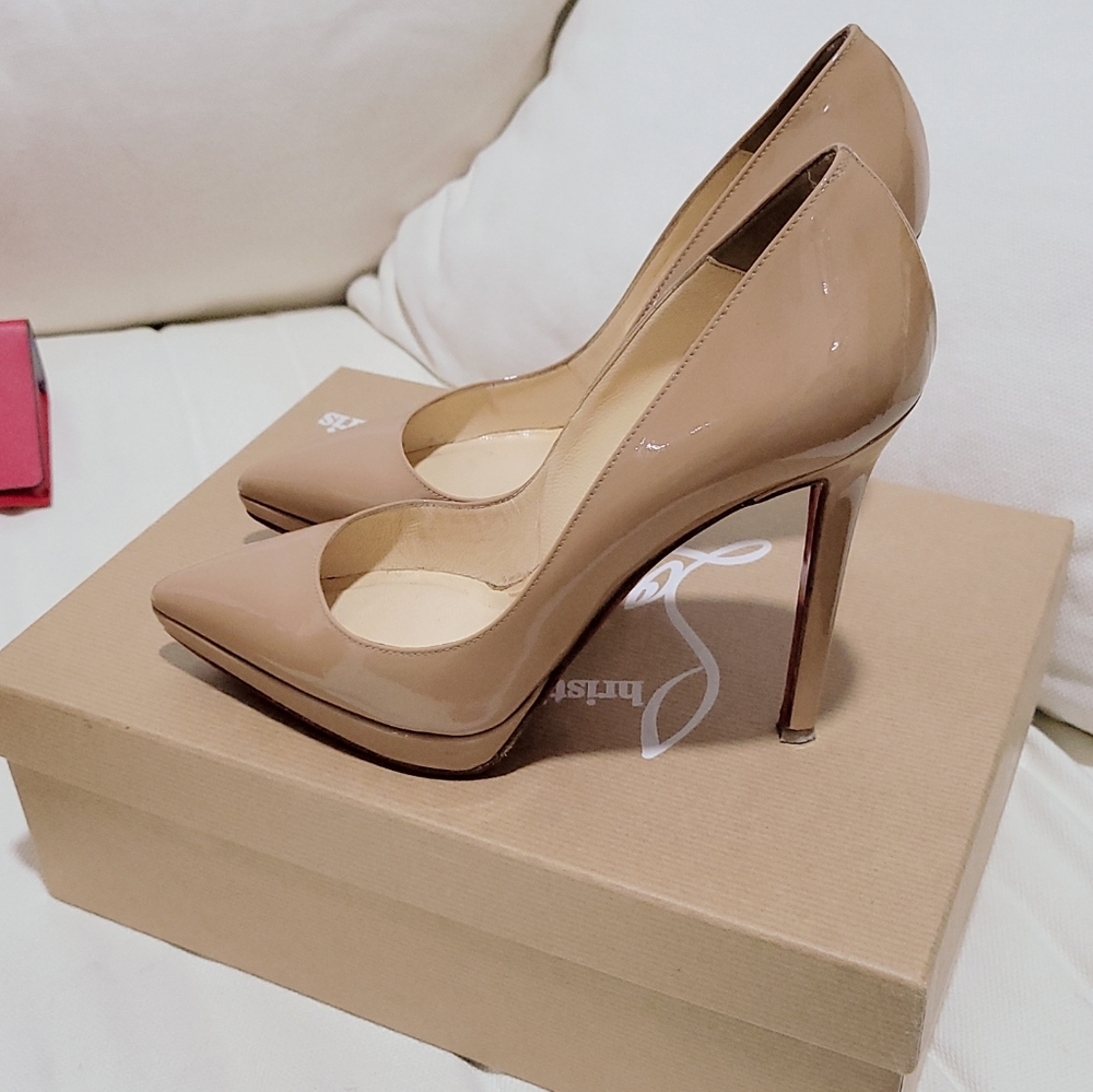 Louboutin  red soles heels 👠